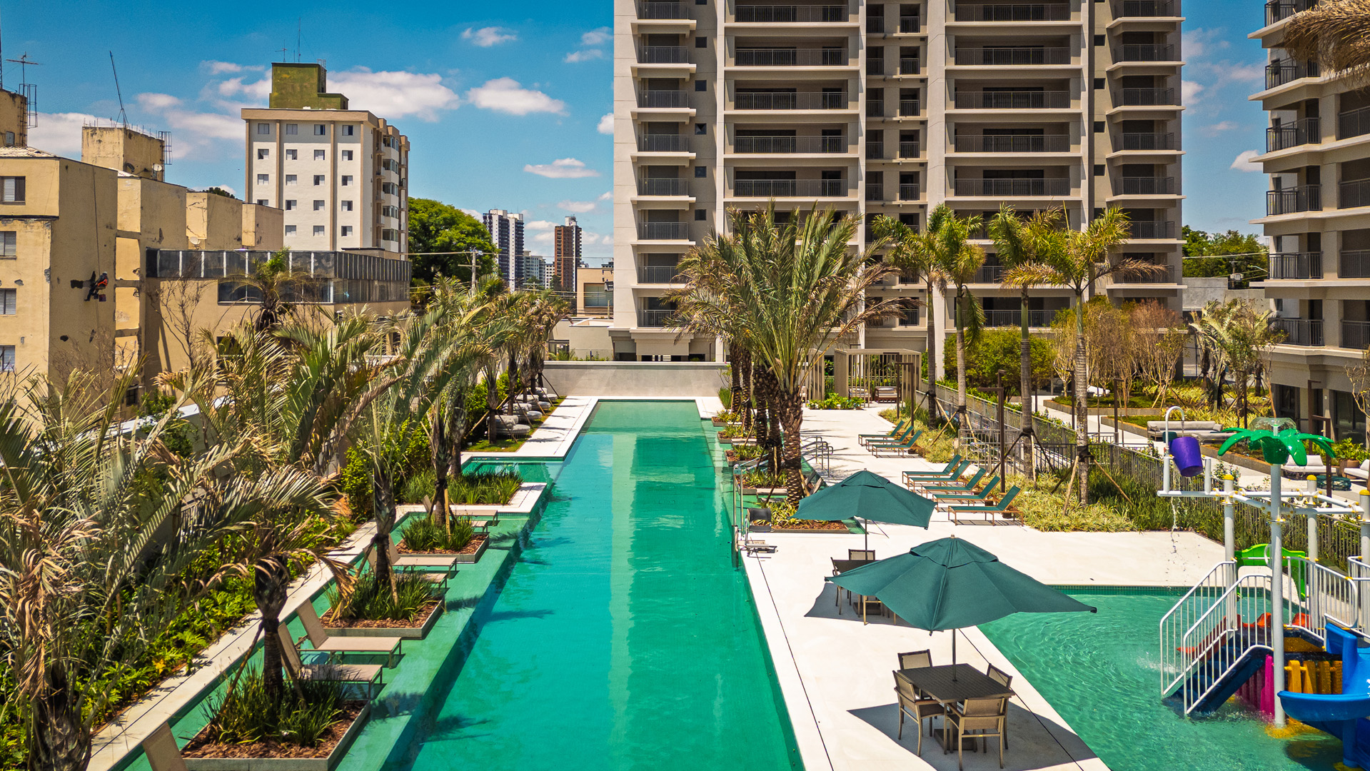 VERDANT Parque Resort 2 Piscina com raia de 50 m e torres do VERDANT Parque Resort, empreendimento concluído da Lavvi no Tucuruvi, São Paulo