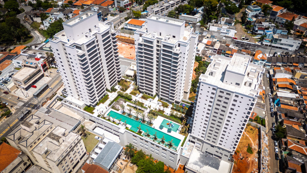 Vista aérea das três torres do VERDANT Parque Resort com piscina com raia e paisagismo, Tucuruvi, São Paulo