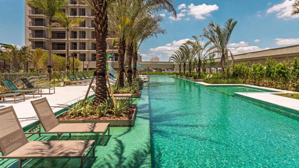 Deck da piscina com raia do VERDANT Parque Resort, foto do empreendimento concluído